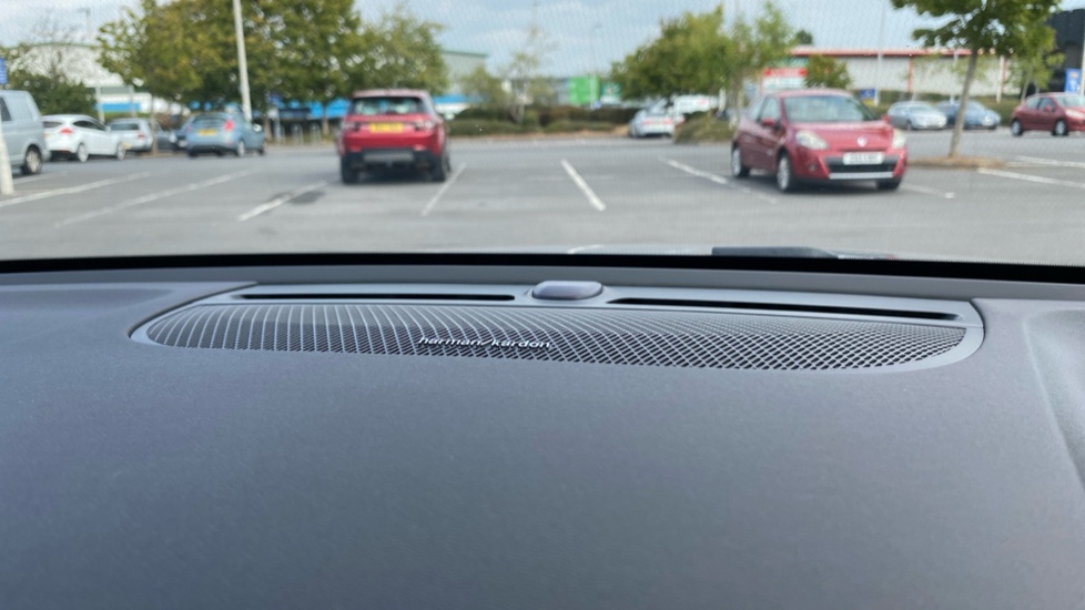 Volvo XC40 2.0 B4P Ultimate Dark 5dr Auto Petrol Estate - Image 29