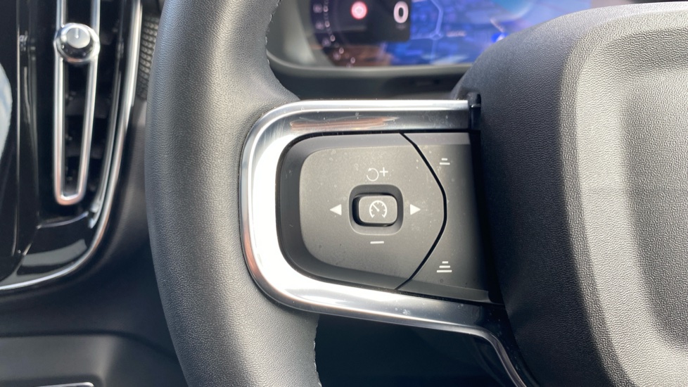 Volvo XC40 2.0 B4P Ultimate Dark 5dr Auto Petrol Estate - Image 31