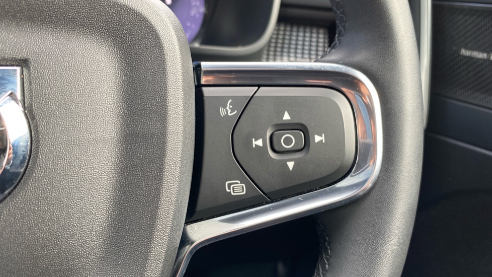 Volvo XC40 2.0 B4P Ultimate Dark 5dr Auto Petrol Estate - Image 32