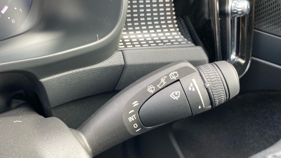 Volvo XC40 2.0 B4P Ultimate Dark 5dr Auto Petrol Estate - Image 33