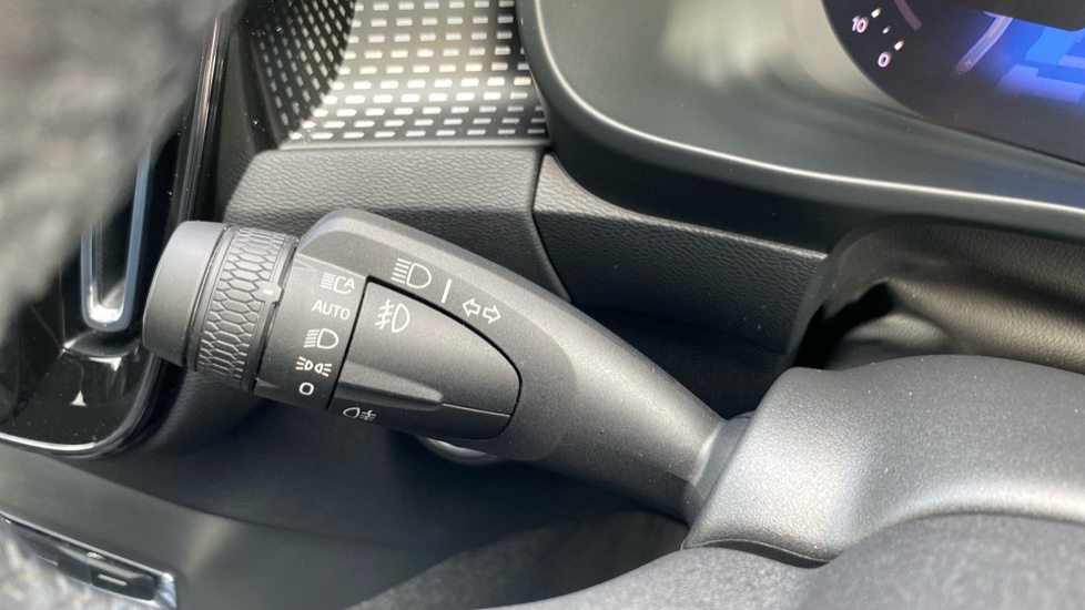 Volvo XC40 2.0 B4P Ultimate Dark 5dr Auto Petrol Estate - Image 34