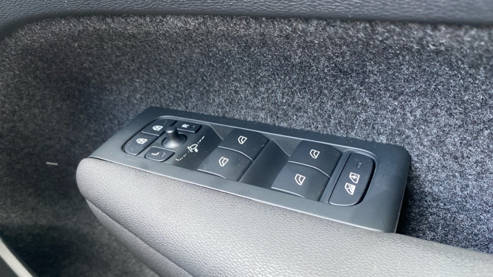 Volvo XC40 2.0 B4P Ultimate Dark 5dr Auto Petrol Estate - Image 36