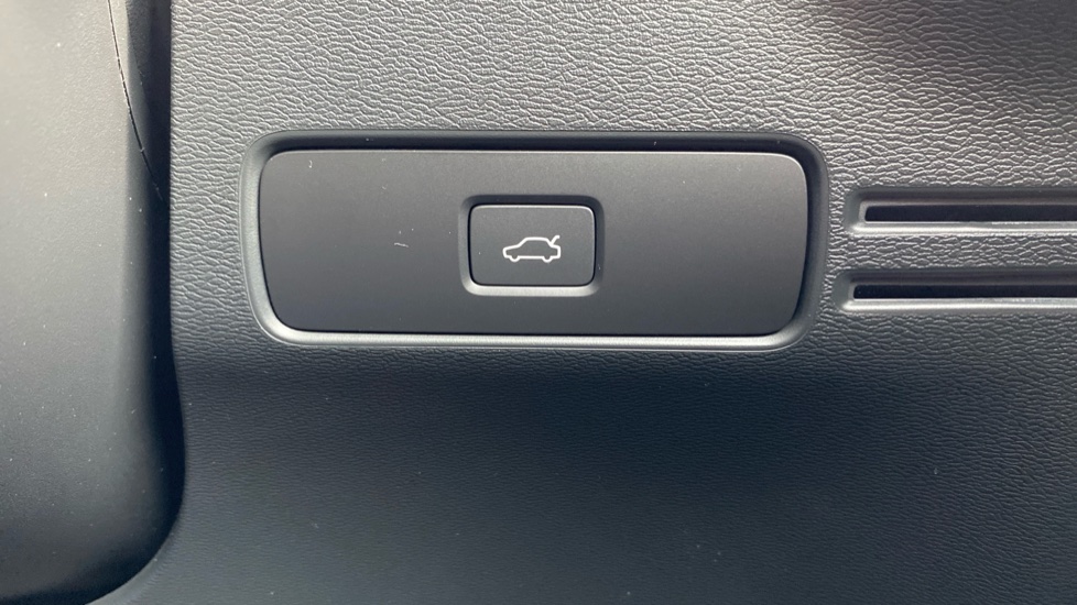 Volvo XC40 2.0 B4P Ultimate Dark 5dr Auto Petrol Estate - Image 37