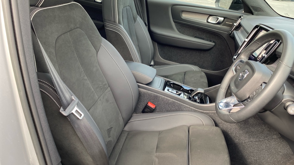 Volvo XC40 2.0 B4P Ultimate Dark 5dr Auto Petrol Estate - Image 39