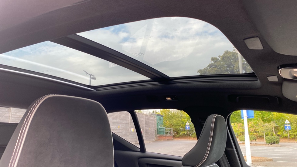 Volvo XC40 2.0 B4P Ultimate Dark 5dr Auto Petrol Estate - Image 40