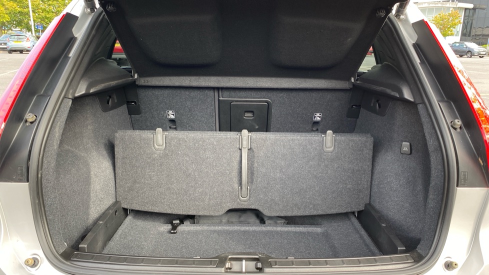 Volvo XC40 2.0 B4P Ultimate Dark 5dr Auto Petrol Estate - Image 43