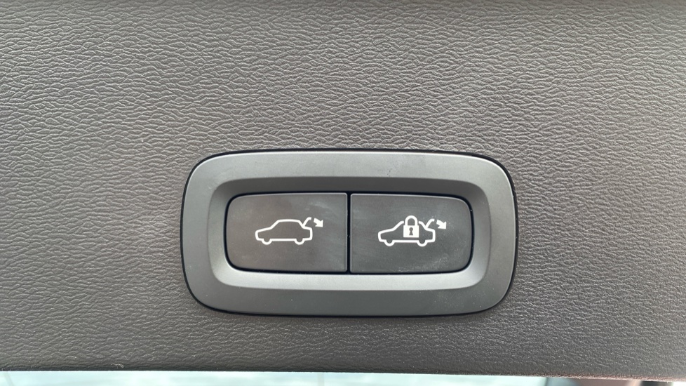 Volvo XC40 2.0 B4P Ultimate Dark 5dr Auto Petrol Estate - Image 45
