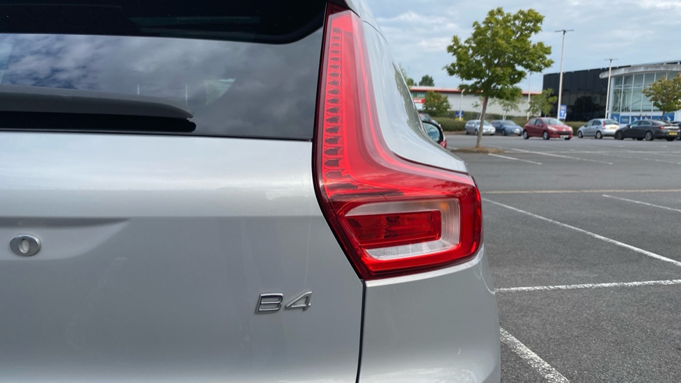 Volvo XC40 2.0 B4P Ultimate Dark 5dr Auto Petrol Estate - Image 46