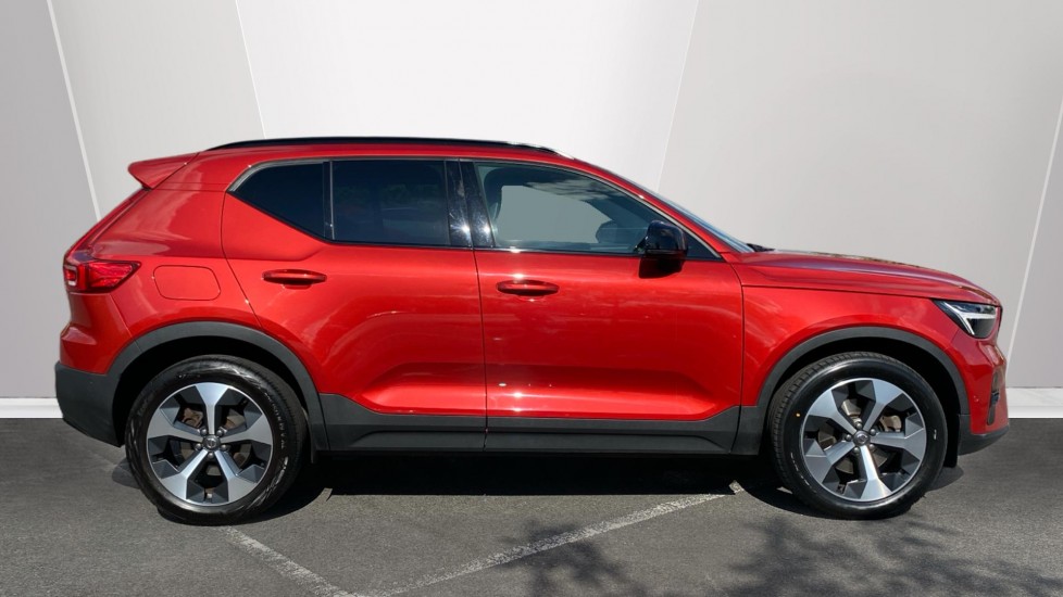 Volvo XC40 2.0 B4P Ultimate Dark 5dr Auto Petrol Estate - Image 3