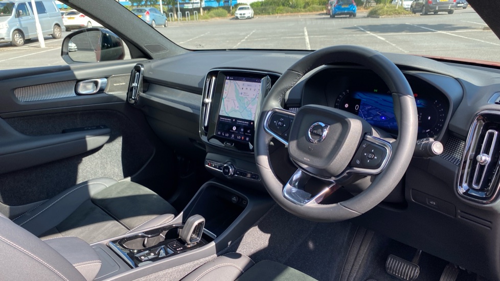 Volvo XC40 2.0 B4P Ultimate Dark 5dr Auto Petrol Estate - Image 4