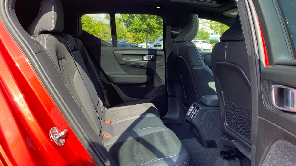 Volvo XC40 2.0 B4P Ultimate Dark 5dr Auto Petrol Estate - Image 6