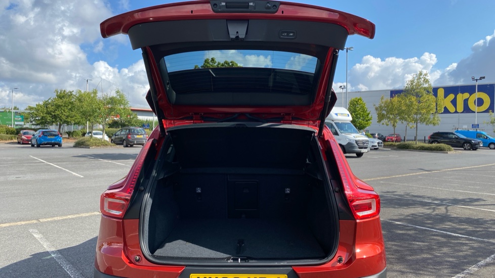 Volvo XC40 2.0 B4P Ultimate Dark 5dr Auto Petrol Estate - Image 13