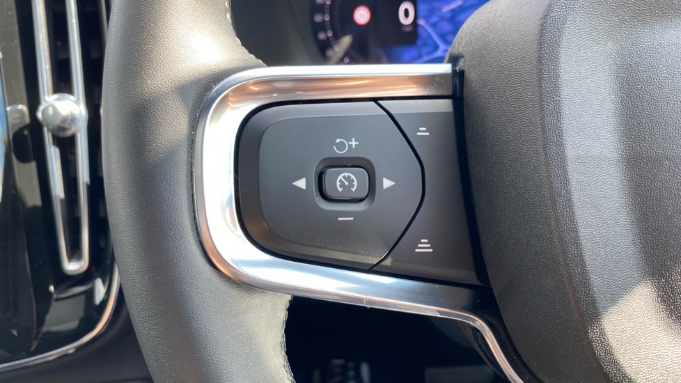 Volvo XC40 2.0 B4P Ultimate Dark 5dr Auto Petrol Estate - Image 30