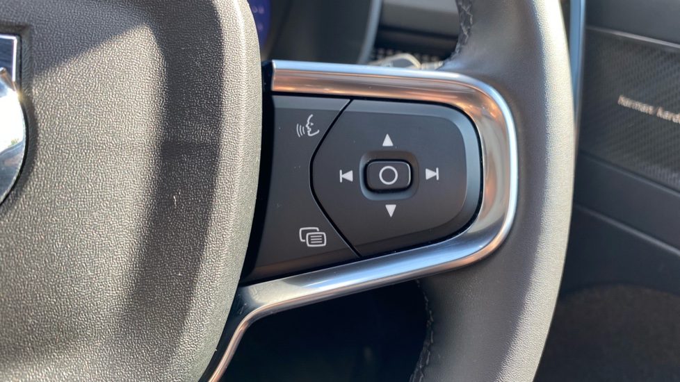 Volvo XC40 2.0 B4P Ultimate Dark 5dr Auto Petrol Estate - Image 31