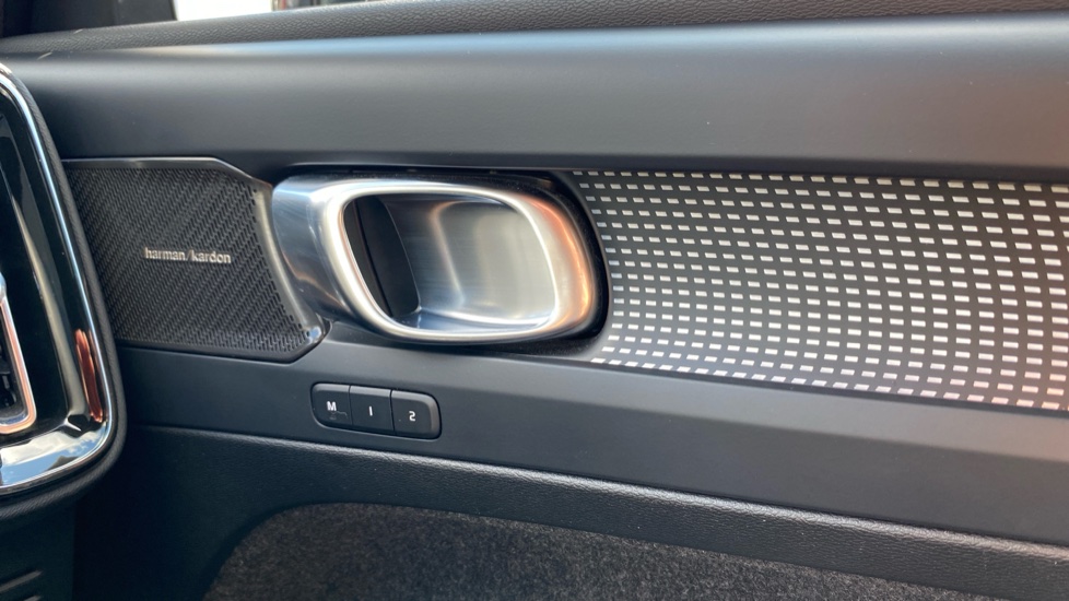 Volvo XC40 2.0 B4P Ultimate Dark 5dr Auto Petrol Estate - Image 32
