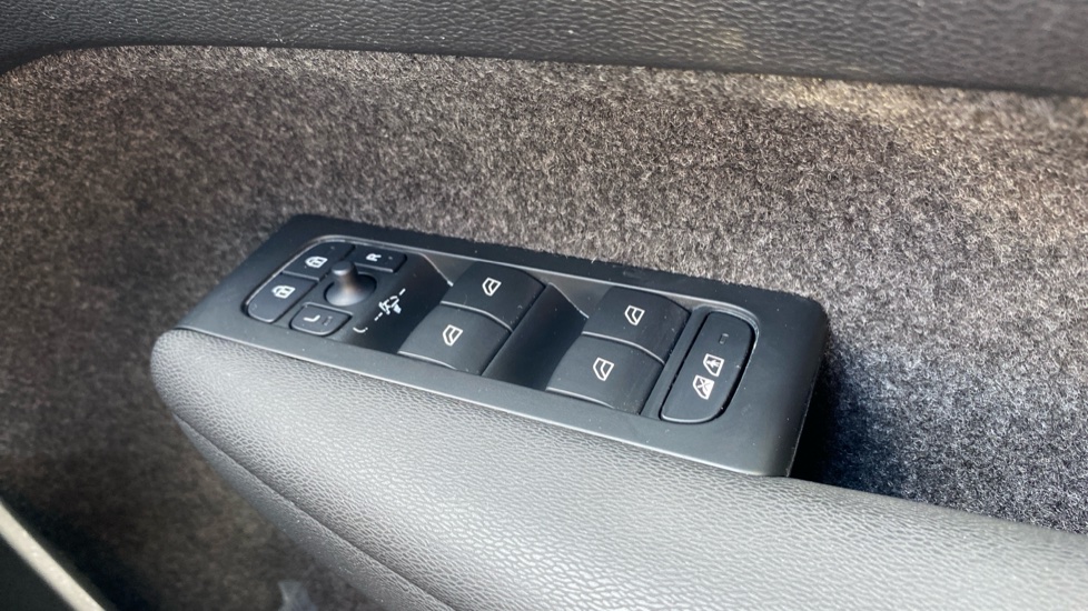 Volvo XC40 2.0 B4P Ultimate Dark 5dr Auto Petrol Estate - Image 33