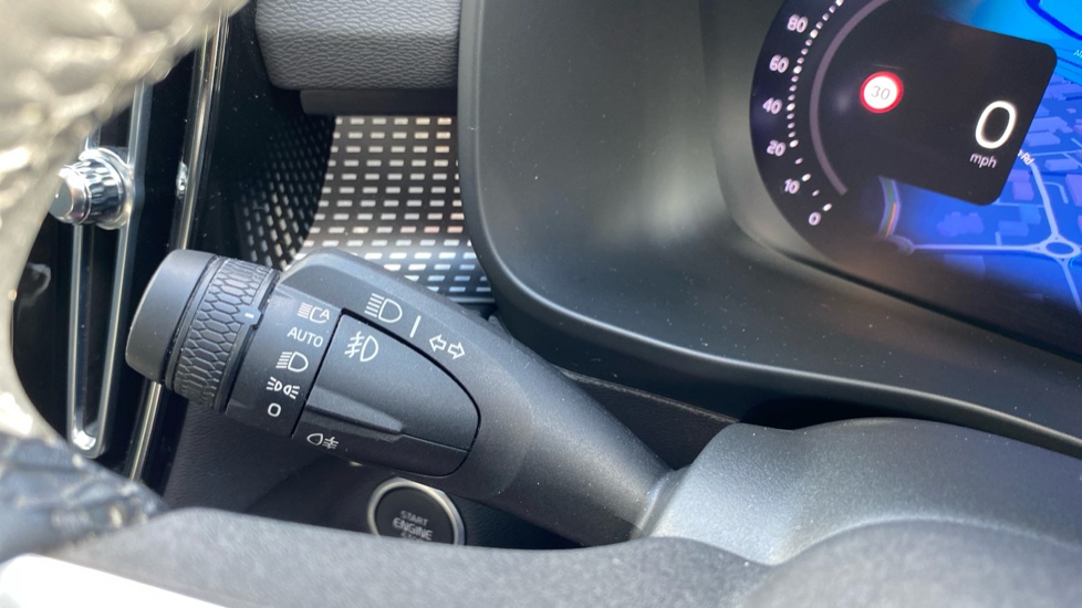 Volvo XC40 2.0 B4P Ultimate Dark 5dr Auto Petrol Estate - Image 34