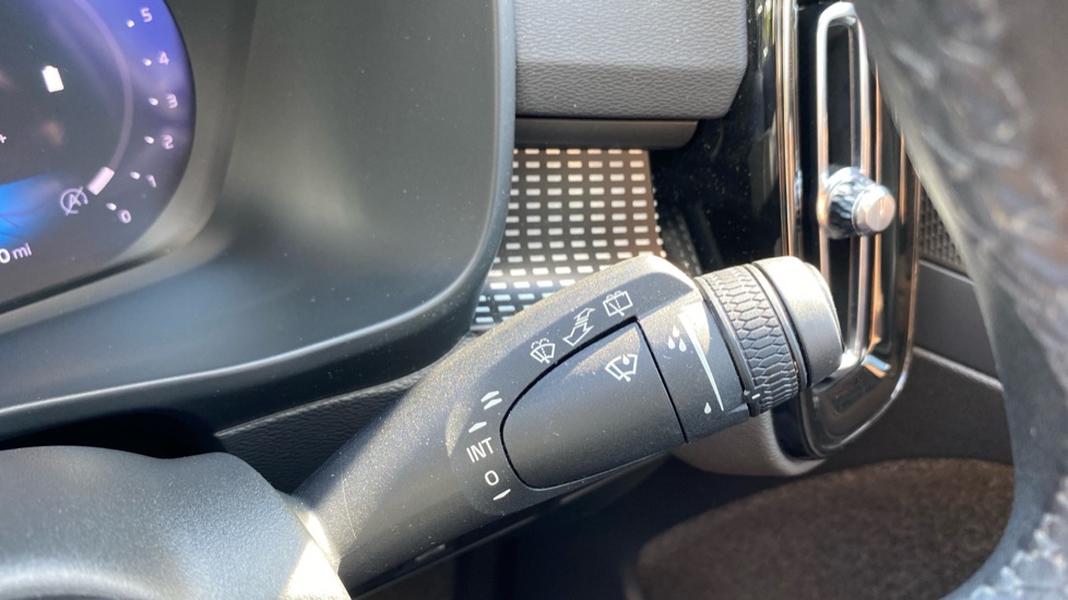 Volvo XC40 2.0 B4P Ultimate Dark 5dr Auto Petrol Estate - Image 35