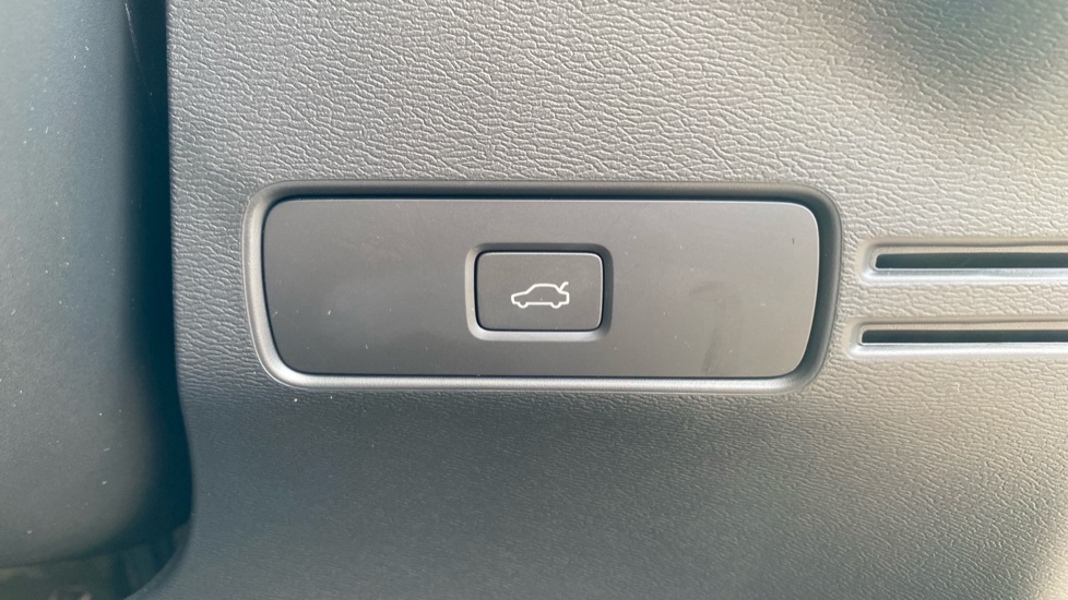Volvo XC40 2.0 B4P Ultimate Dark 5dr Auto Petrol Estate - Image 36