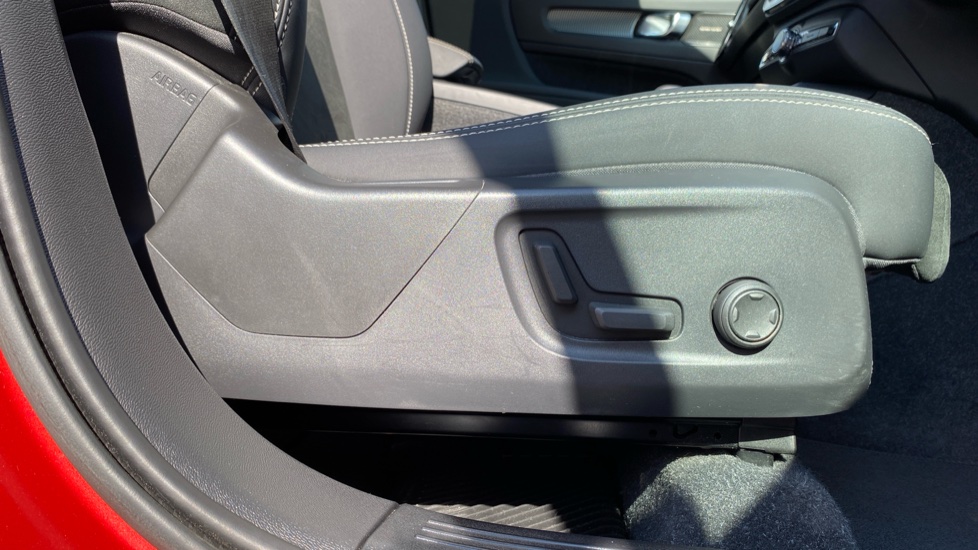 Volvo XC40 2.0 B4P Ultimate Dark 5dr Auto Petrol Estate - Image 37