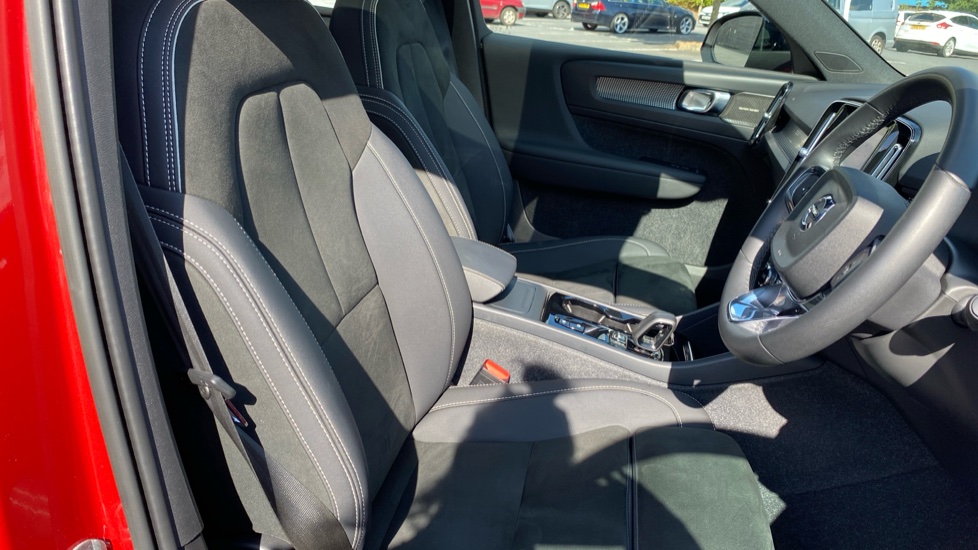 Volvo XC40 2.0 B4P Ultimate Dark 5dr Auto Petrol Estate - Image 38