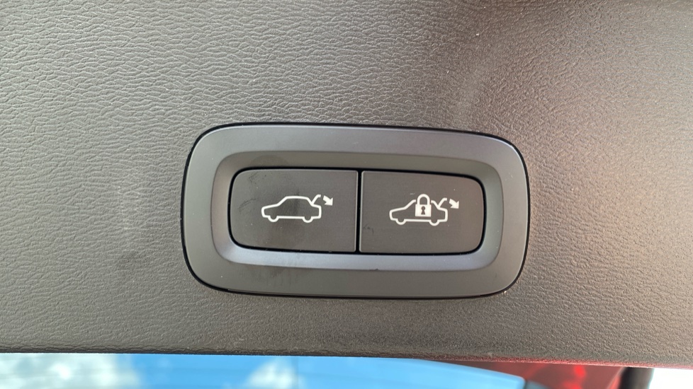 Volvo XC40 2.0 B4P Ultimate Dark 5dr Auto Petrol Estate - Image 44