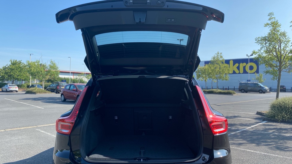 Volvo XC40 2.0 B3P Ultra Dark 5dr Auto Petrol Estate - Image 14