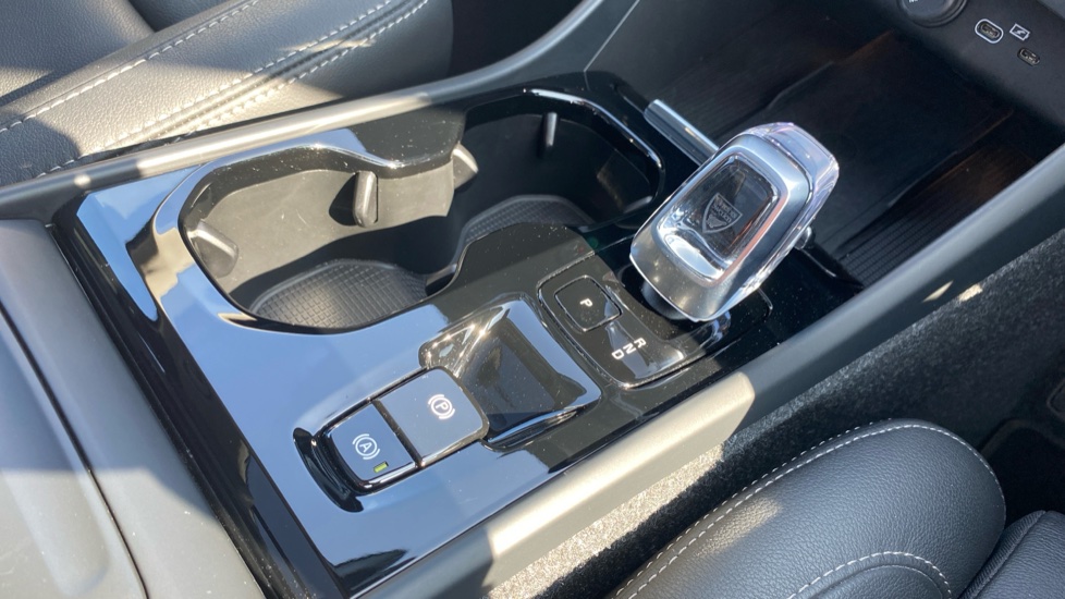 Volvo XC40 2.0 B3P Ultra Dark 5dr Auto Petrol Estate - Image 27
