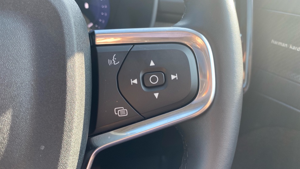 Volvo XC40 2.0 B3P Ultra Dark 5dr Auto Petrol Estate - Image 32