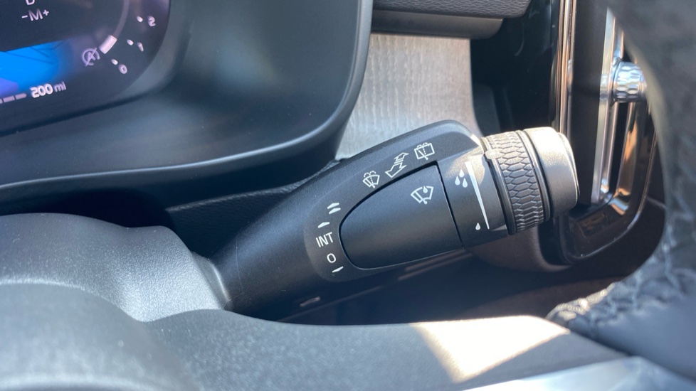 Volvo XC40 2.0 B3P Ultra Dark 5dr Auto Petrol Estate - Image 33