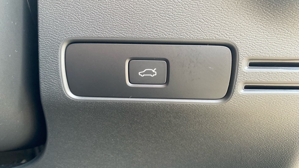 Volvo XC40 2.0 B3P Ultra Dark 5dr Auto Petrol Estate - Image 37