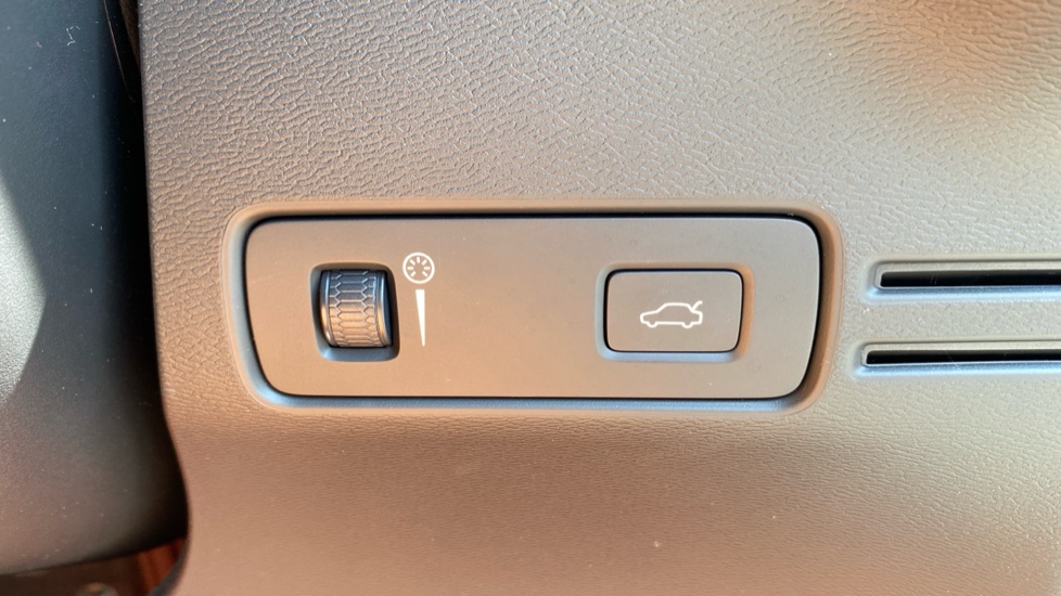 Volvo XC40 2.0 D4 [190] First Edition 5dr AWD Geartronic Diesel Estate - Image 36