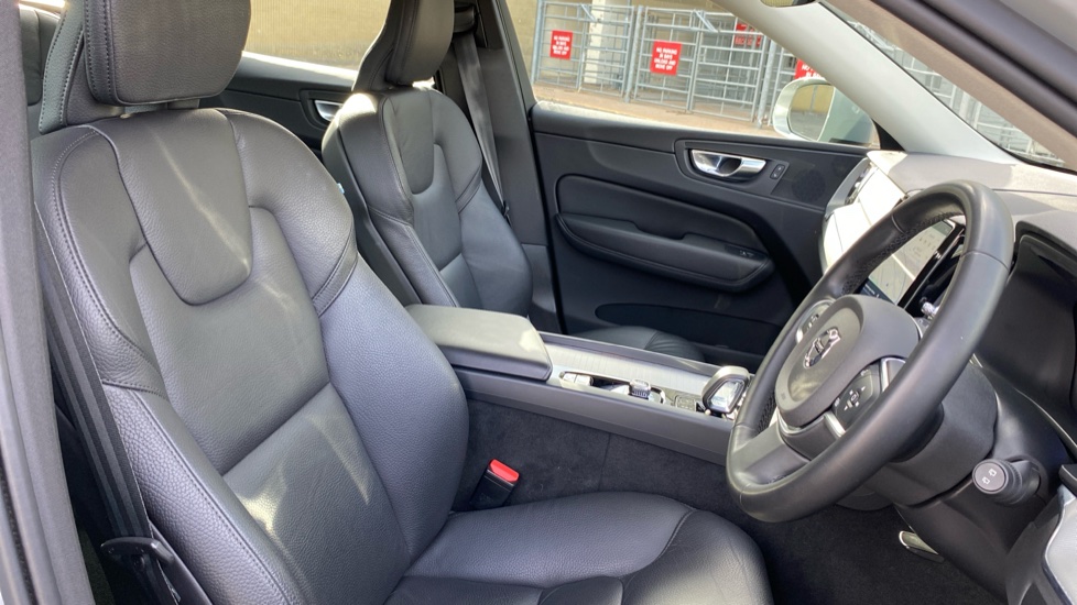 Volvo XC60 2.0 B5P Core 5dr AWD Geartronic Petrol Estate - Image 37