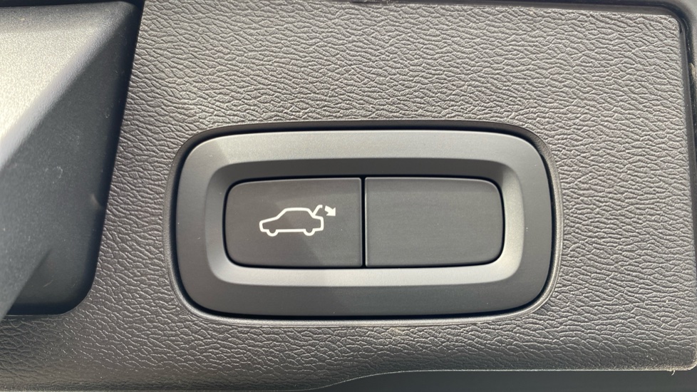 Volvo XC60 2.0 B5P Core 5dr AWD Geartronic Petrol Estate - Image 41