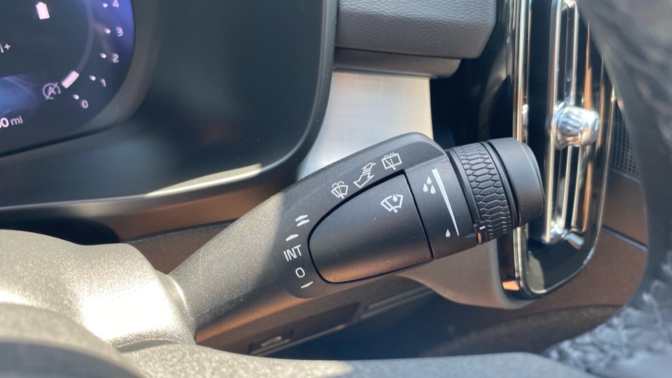 Volvo XC40 2.0 B3P Plus Black Edition 5dr Auto Petrol Estate - Image 31