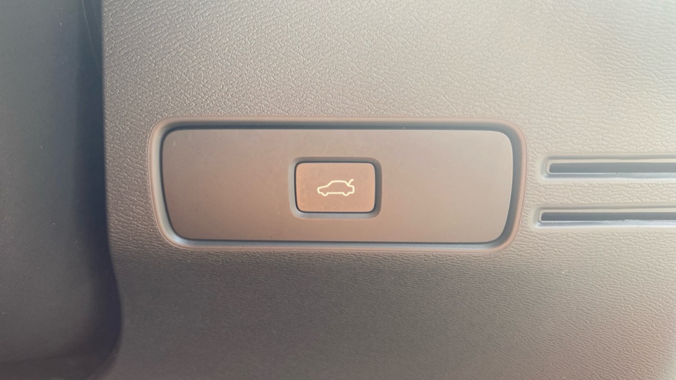Volvo XC40 2.0 B3P Plus Black Edition 5dr Auto Petrol Estate - Image 35