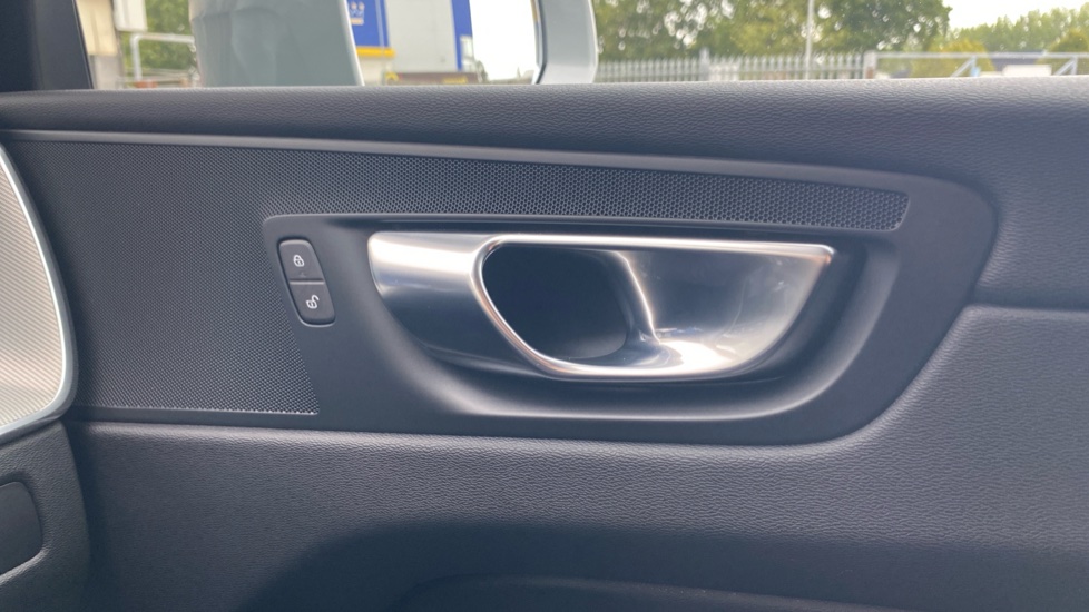 Volvo XC60 2.0 B5P Core 5dr AWD Geartronic Petrol Estate - Image 31