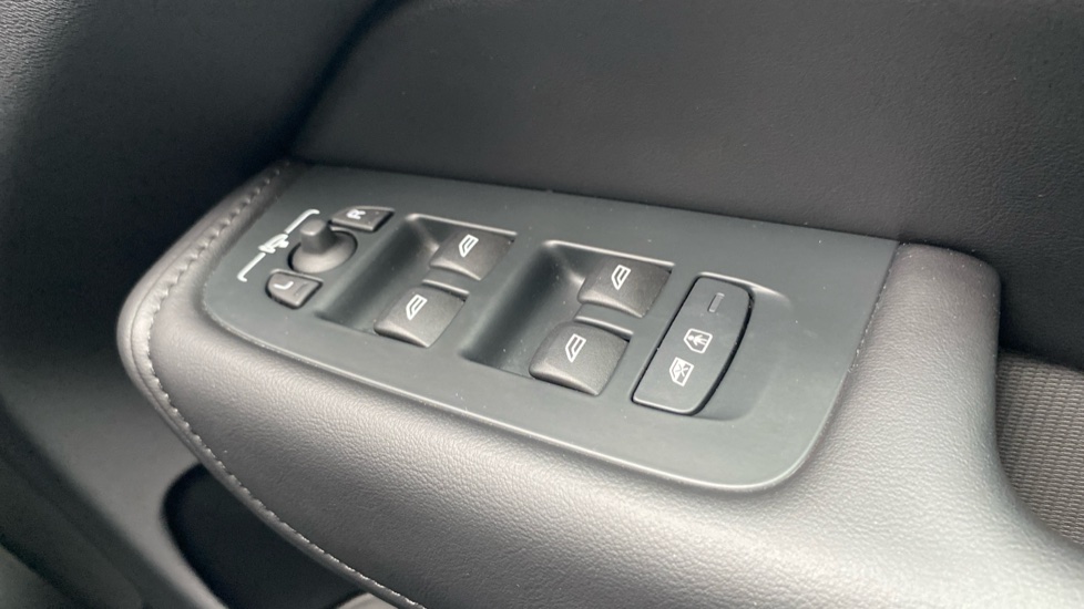Volvo XC60 2.0 B5P Core 5dr AWD Geartronic Petrol Estate - Image 32