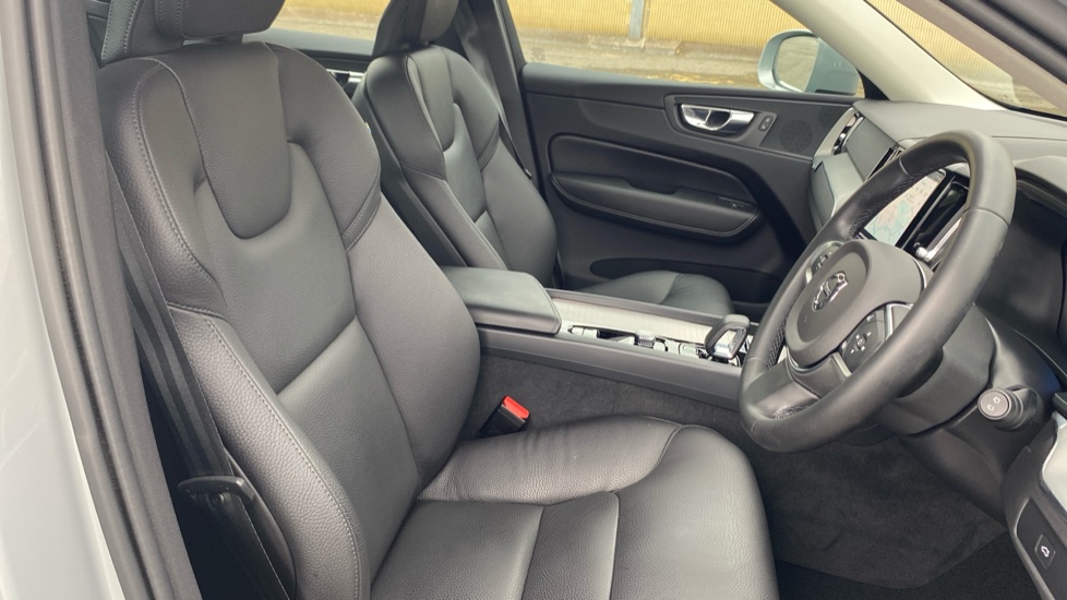 Volvo XC60 2.0 B5P Core 5dr AWD Geartronic Petrol Estate - Image 37