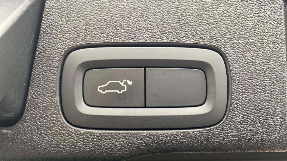 Volvo XC60 2.0 B5P Core 5dr AWD Geartronic Petrol Estate - Image 41