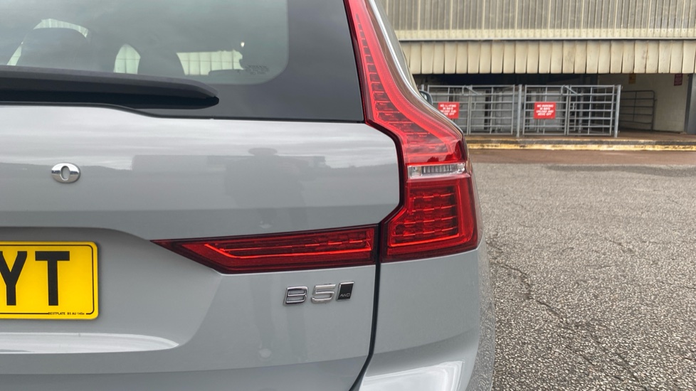 Volvo XC60 2.0 B5P Core 5dr AWD Geartronic Petrol Estate - Image 42