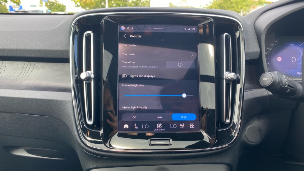 Volvo XC40 300kW Recharge Twin Ultimate 82kWh 5dr AWD Auto Electric Estate - Image 19