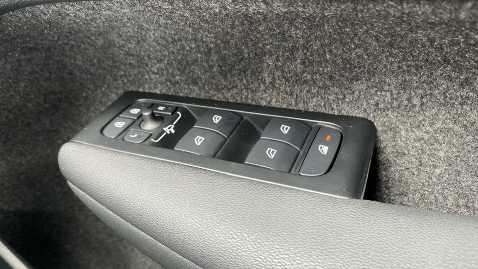 Volvo XC40 1.5 T5 Recharge PHEV Inscription Pro 5dr Auto Estate - Image 33