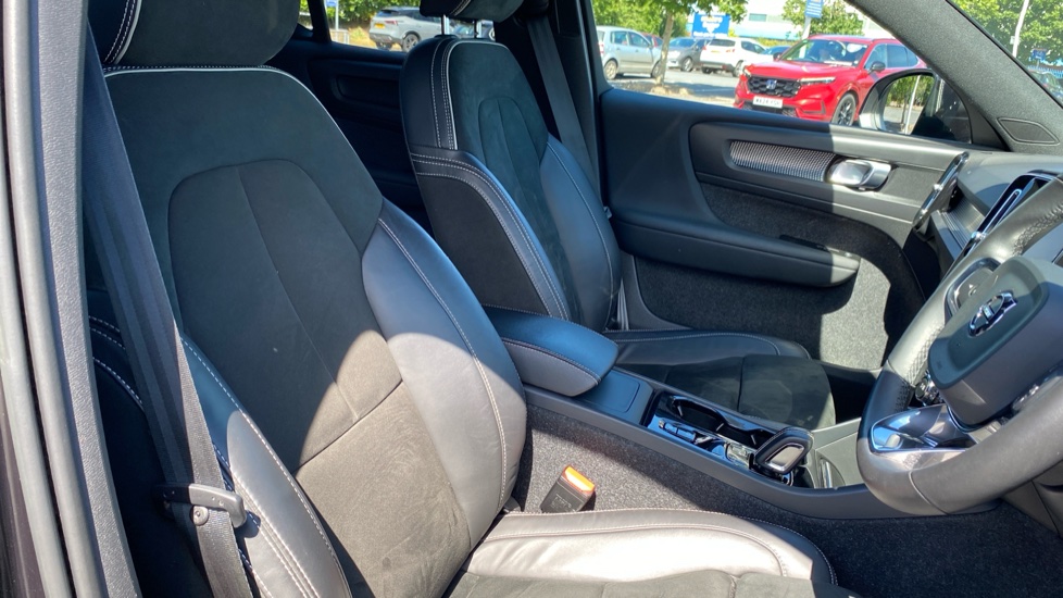 Volvo XC40 1.5 T3 [163] R DESIGN 5dr Geartronic Petrol Estate - Image 33