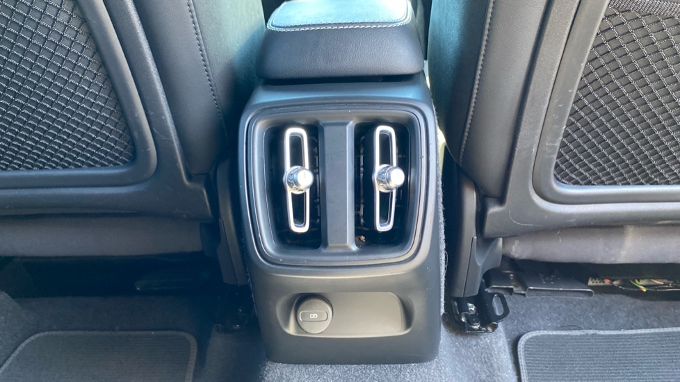 Volvo XC40 1.5 T3 [163] R DESIGN 5dr Geartronic Petrol Estate - Image 35