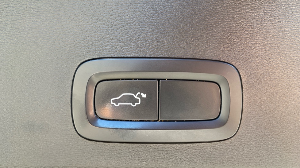 Volvo XC40 1.5 T3 [163] R DESIGN 5dr Geartronic Petrol Estate - Image 38