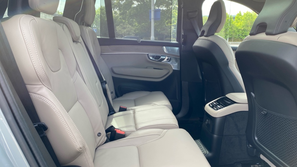 Volvo XC90 2.0 T8 PHEV Ultra Dark 5dr AWD Geartronic Estate - Image 6