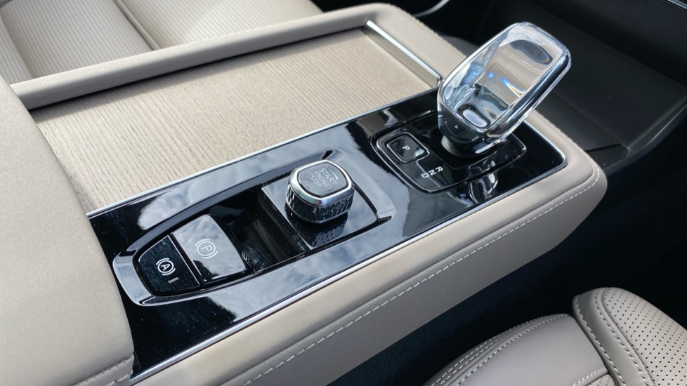 Volvo XC90 2.0 T8 PHEV Ultra Dark 5dr AWD Geartronic Estate - Image 28