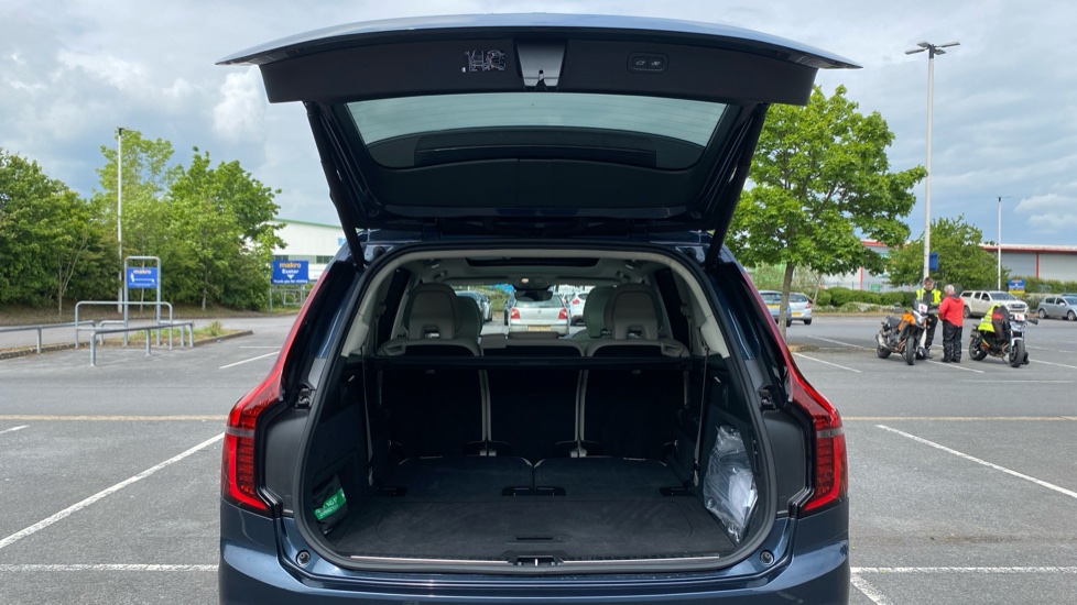 Volvo XC90 2.0 T8 PHEV Ultra Dark 5dr AWD Geartronic Estate - Image 13