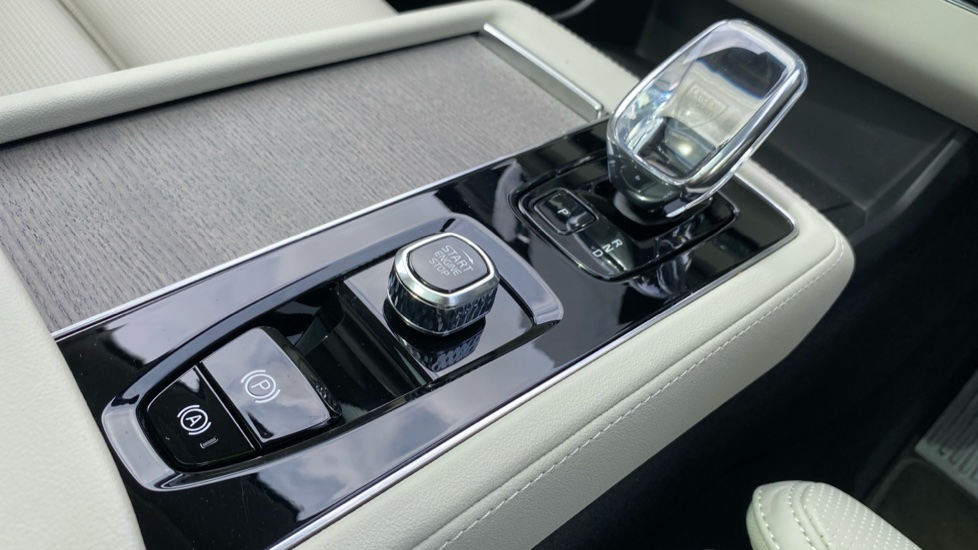 Volvo XC90 2.0 T8 PHEV Ultra Dark 5dr AWD Geartronic Estate - Image 28